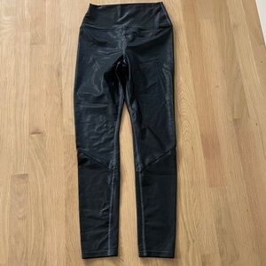 Carbon38 Takara Shine High-Waist Perforated Leg Panel Leggings size Medium